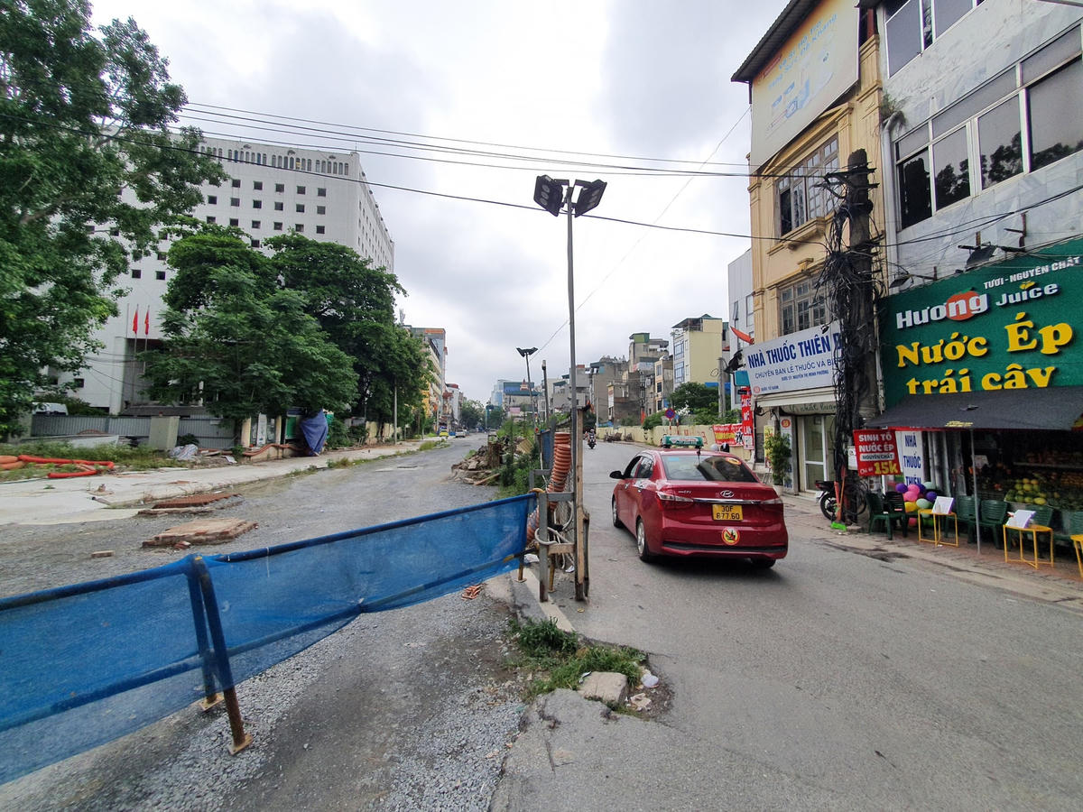 Tình trạng tương tự cũng diễn ra tại ga ngầm S11 (Văn Miếu), nút cổ chai khiến các phương tiện di chuyển khó khăn, nhất là trong giờ cao điểm.