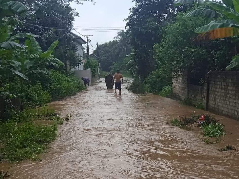 Người dân huyện Hà Trung tranh thủ lúc mưa ngớt để di chuyển.