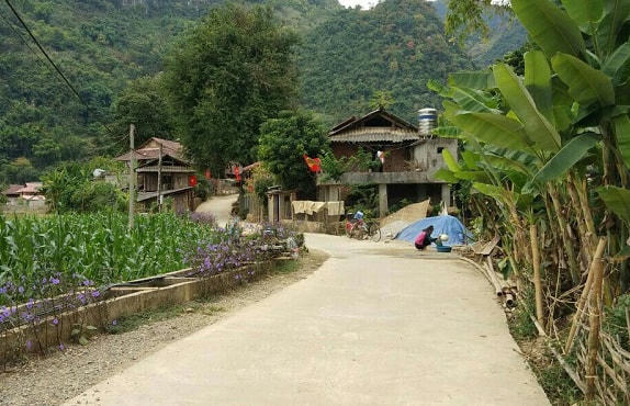 Nhờ đường giao thông thuận lợi, đời sống bà con ở xã Chiềng Khoang (Quỳnh Nhai, Sơn La) đã thay đổi tích cực.