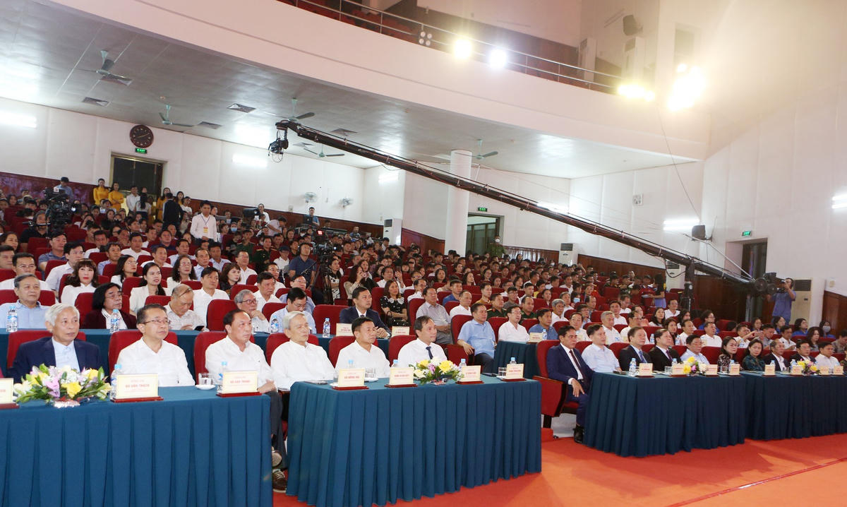 Các đại biểu tham dự buổi lễ.