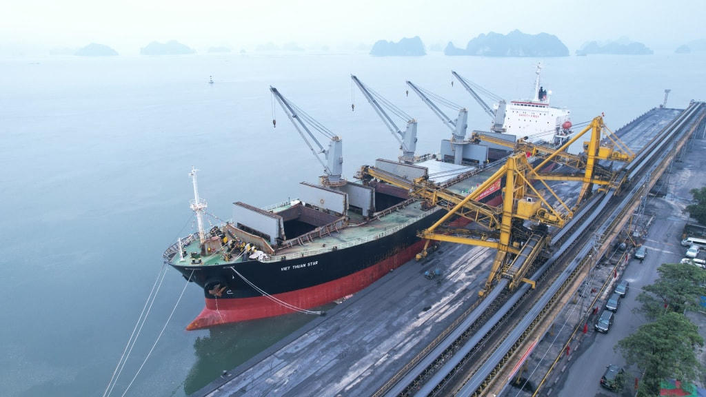 Tàu Việt Thuận Star "xông" cảng Cẩm Phả ngày mùng 1 Tết Quý Mão.