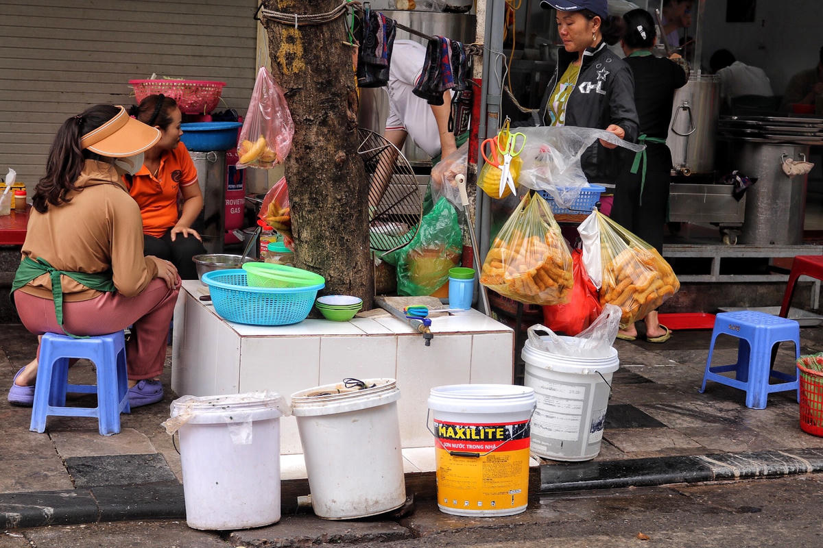 Không những vậy, dù vỉa hè chỉ rộng chừng 2m nhưng một quán ăn đã mọc ra với đầy đủ trang thiết bị để kinh doanh. Những hình ảnh này không khó để bắt gặp. Phải chăng lực lượng chức năng cần xử lý triệt để và nghiêm túc hơn nữa?
