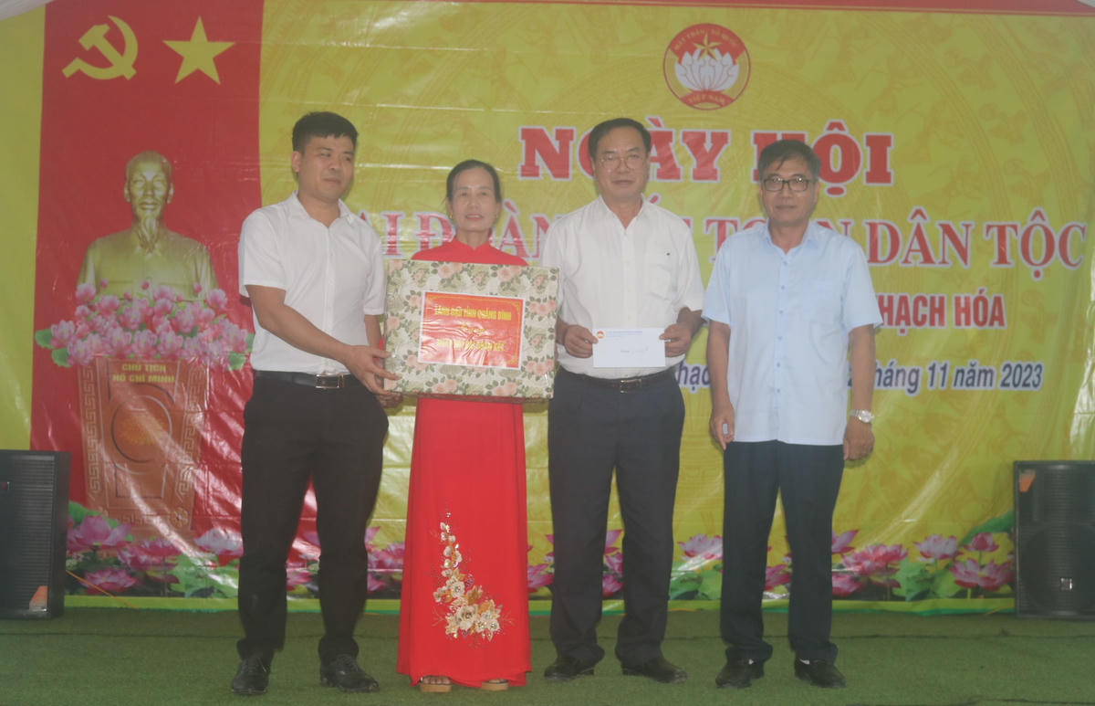 Ông Đoàn Ngọc Lâm, Phó Chủ tịch Thường trực UBND tỉnh Quảng Bình tặng quà cho KDC thôn 2 Thiết Sơn.