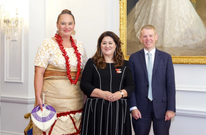 Tân Thủ tướng New Zealand Chris Hipkins (ngoài cùng bên phải) chụp ảnh cùng Toàn quyền New Zealand Dame Cindy Kiro (giữa) và tân Phó Thủ tướng Carmel Sepuloni (ngoài cùng bên trái). Ảnh: Getty Images.