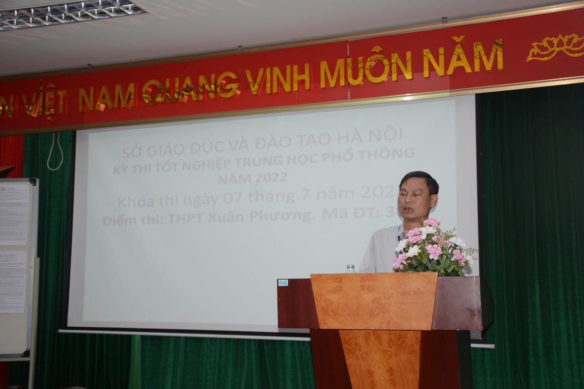 Trưởng điểm thi họp cán bộ coi thi tại điểm thiTrường THPT Xuân Phương, Nam Từ Liêm, Hà Nội.