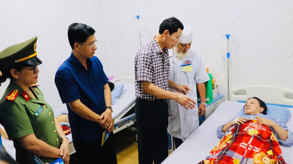 Lãnh đạo Mặt trận tỉnh Quảng Ngãi thăm hỏi sức khỏe 2 chị công nhân bị bắn trọng thương.