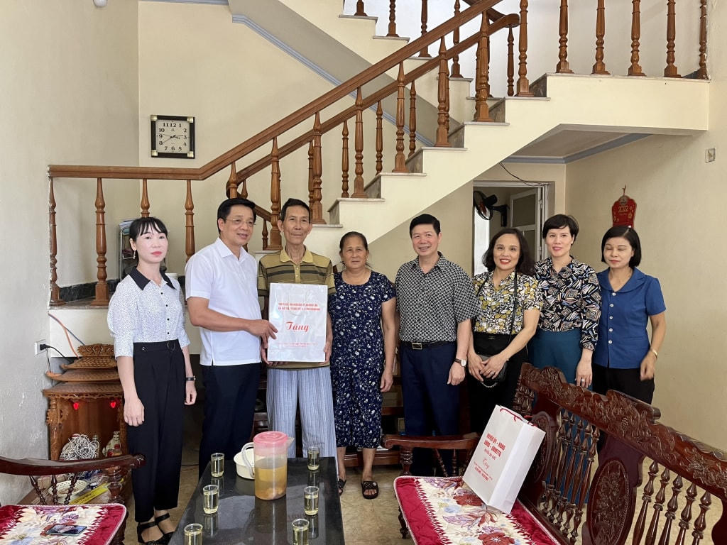 Chủ tịch Ủy ban MTTQ Việt Nam tỉnh Quảng Ninh Nguyễn Văn Hồi thăm, tặng quà gia đình thương binh Nguyễn Văn Nhung (thôn Tân Tiến, xã Đồn Đạc).