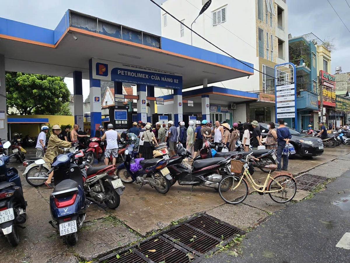 Người dân xếp hàng mua xăng để chạy máy phát điện.