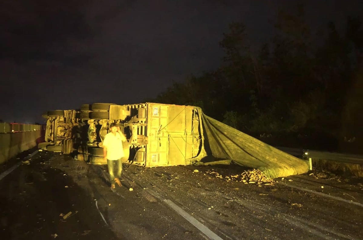 Xe tải lật chắn ngang đường cao tốc Đà Nẵng - Quảng Ngãi.