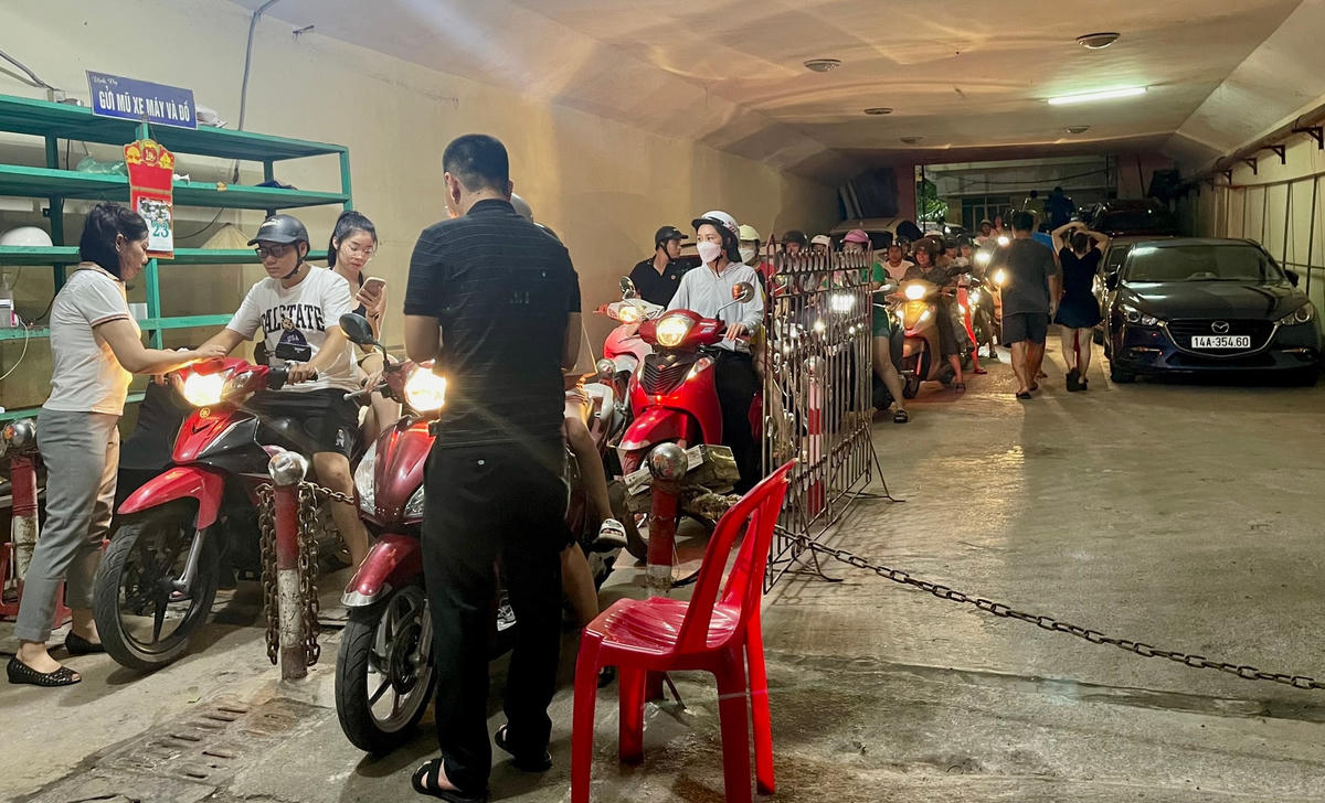 Đông đảo người dân tập trung về khu vực hầm chợ Hạ Long I để gửi xe, sau đó đi tham quan phố đi bộ Bài Thơ.
