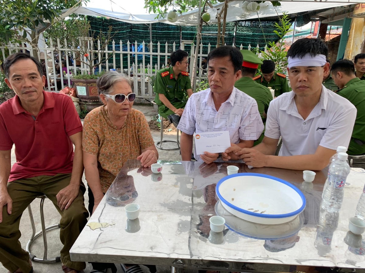 Đại diện Ủy ban MTTQ tỉnh Thái Bình thăm hỏi, động viên thân nhân sĩ quan Công an trẻ vừa hy sinh. 