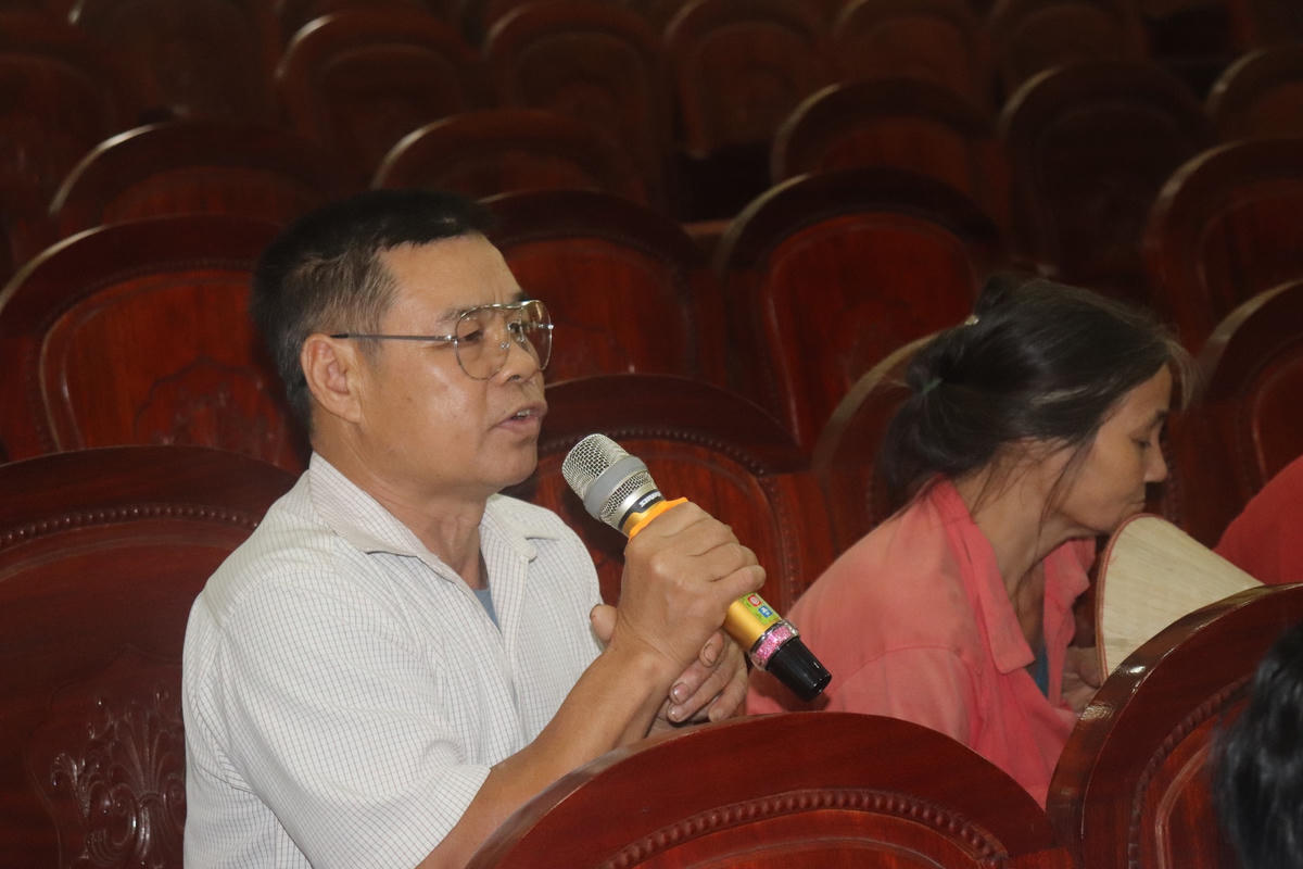 Ông Cao Đức Sách và ông Bùi Văn Tuấn nêu lên những ảnh hưởng từ các mỏ đá tới đời sống người dân.