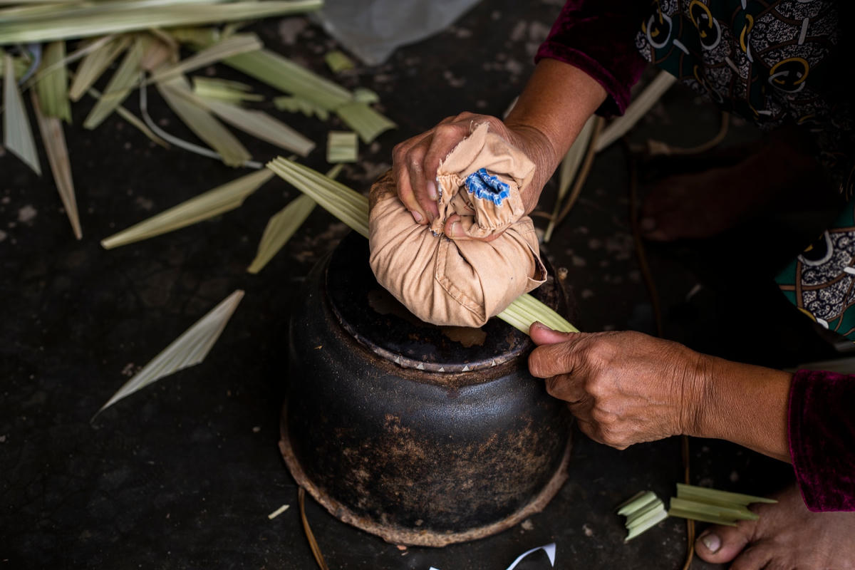 Lá mua về được mang đi luộc rồi phơi nắng cho đến khi màu xanh của lá chuyển sang màu trắng bạc, phẳng mà không giòn, không rách. Sau khi lá phơi khô sẽ được hơ trên nồi nóng, người thợ sẽ dùng khăn ướt kéo đi kéo lại để miết cho phẳng. Đây là công đoạn quyết định hình thức, chất lượng của nón lá.