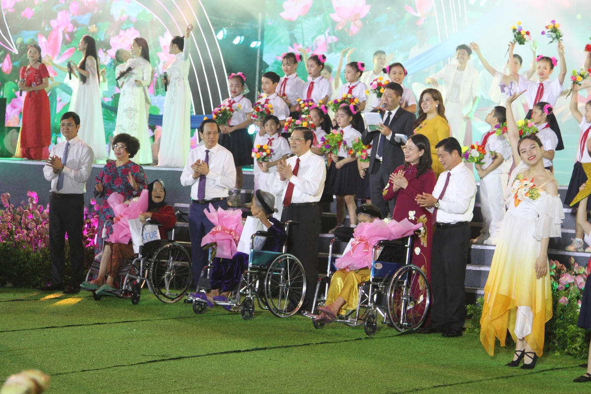 Trưởng ban Nội chính Trung ương Phan Đình Trạc và lãnh đạo Trung ương, tỉnh Nghệ An tặng hoa, quà cho các Bà mẹ Việt Nam Anh hùng có mặt tại buổi lễ.