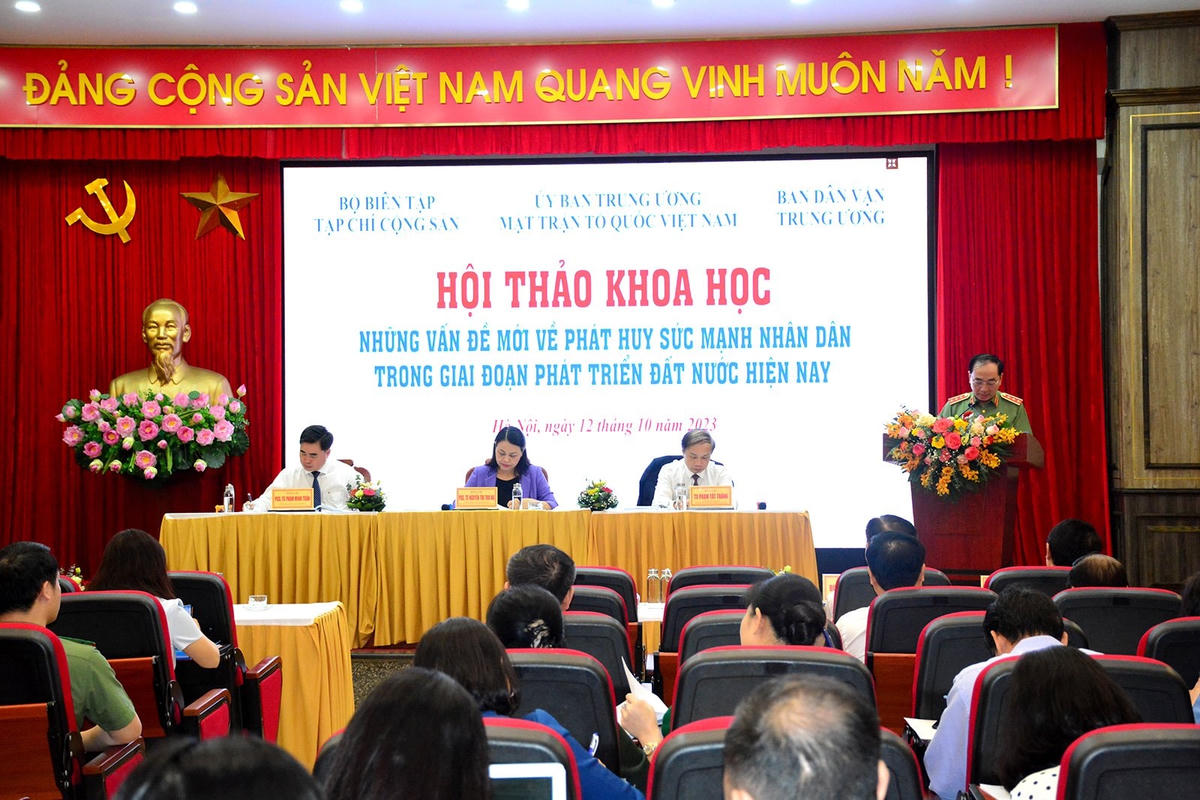 Các đại biểu phát biểu tham luận tại hội thảo.