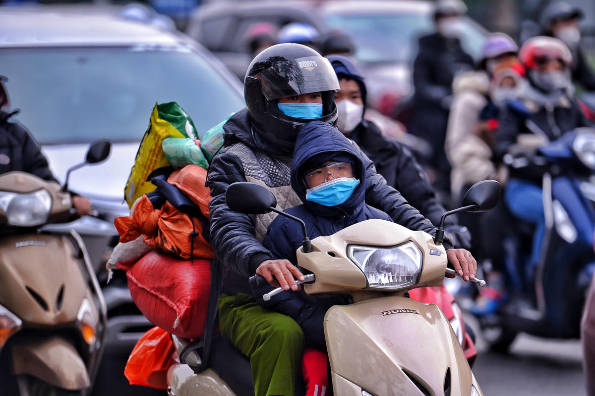 Càng về tối, lượng phương tiện ngày càng tăng mạnh, các phương tiện nhích từng chút để di chuyển.