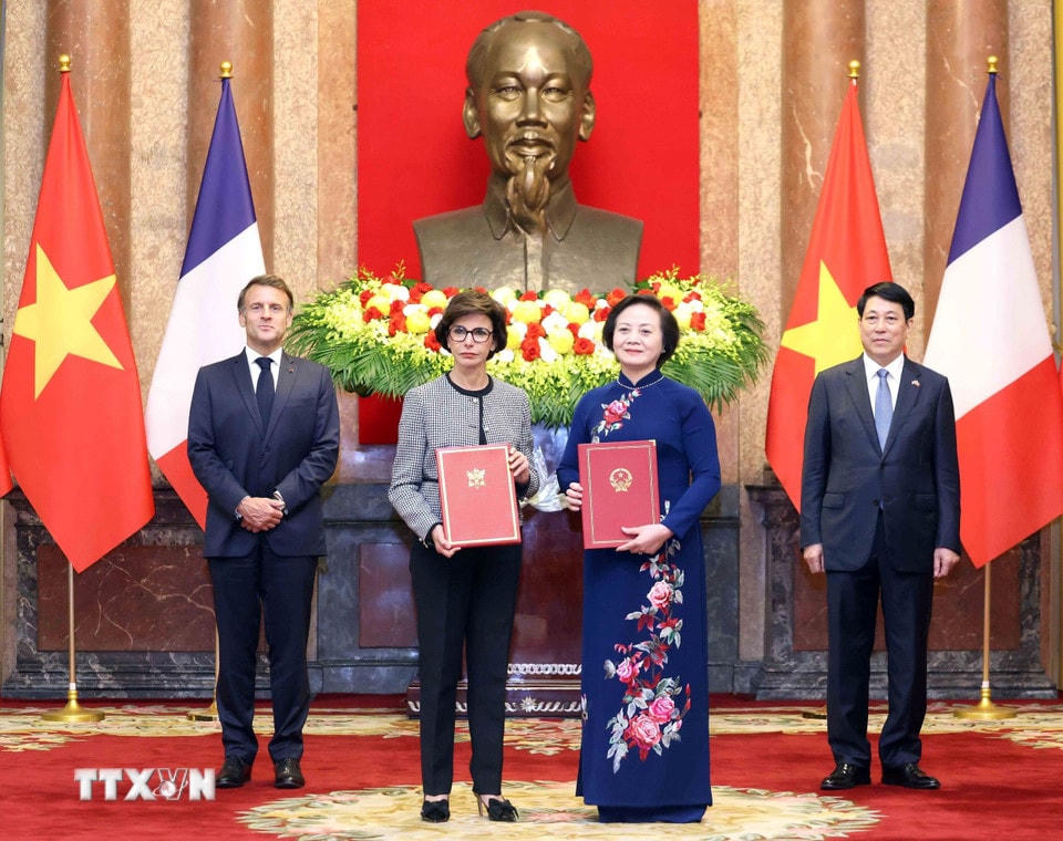 Bộ trưởng Bộ Nội vụ Phạm Thị Thanh Trà và Bộ trưởng Bộ Văn hóa Pháp Rachida Dati trao đổi Ý định thư giữa Bộ Nội vụ Việt Nam và Bộ Văn hóa Pháp trong lĩnh vực lưu trữ. (Ảnh: Lâm Khánh/TTXVN)