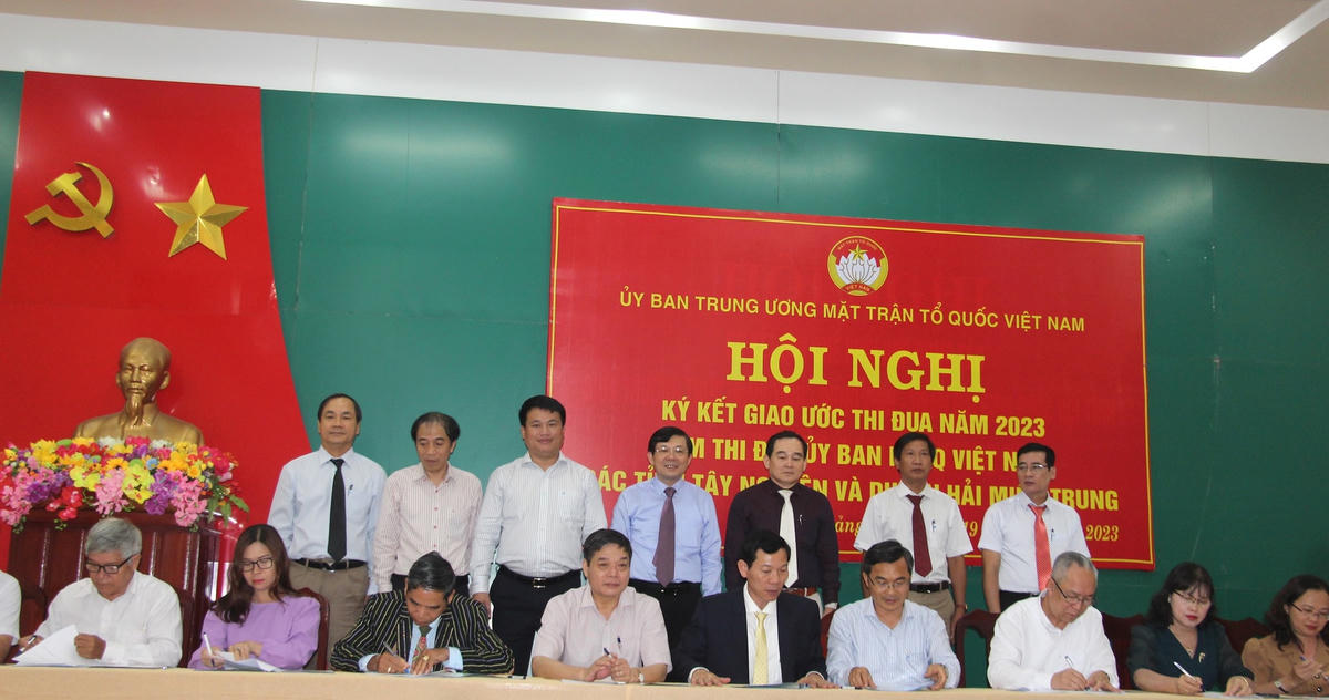 Đại biểu tham dự cùng ký kết giao ước thi đua.
