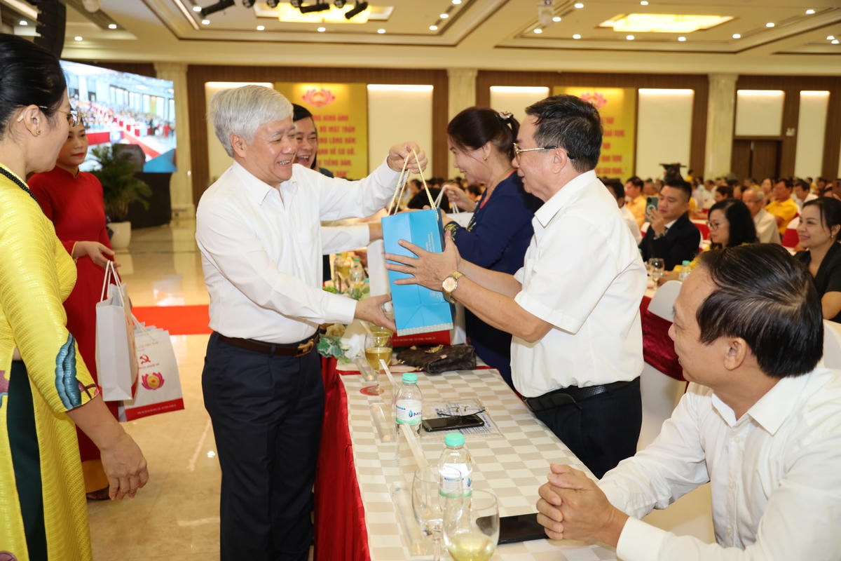 Cũng tại diễn đàn, Chủ tịch Đỗ Văn Chiến đã tặng quà cho nguyên Chủ tịch, Phó chủ tịch Ủy ban MTTQ Việt Nam tỉnh Nghệ An đã nghỉ hưu. Ảnh: Điền Bắc