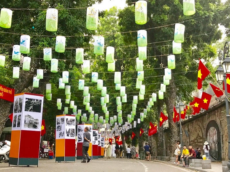 Một triển lãm tại phố đi bộ Phùng Hưng (quận Hoàn Kiếm).