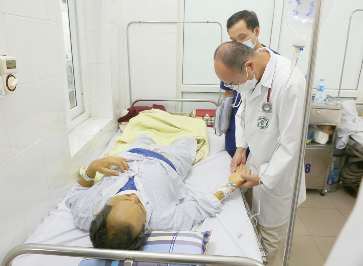 Chăm sóc điều trị bệnh nhân biến chứng xơ gan do viêm gan B tại Bệnh viện Bạch Mai. Ảnh: BVCC.