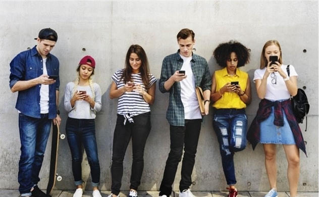 Gen Z được mô tả như thế hệ phụ thuộc vào thiết bị công nghệ. Ảnh: mccrindle.
