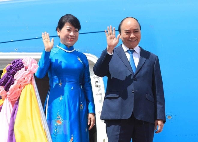 Chủ tịch nước Nguyễn Xuân Phúc và Phu nhân tại Sân bay Không quân Hoàng gia Thái Lan. Ảnh: Thống Nhất/TTXVN.