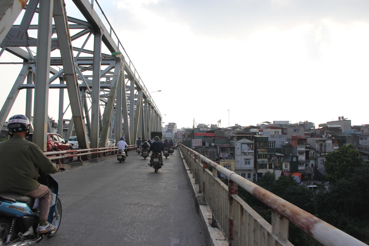 Cụ thể, Nghị định quy định về hành lang an toàn đối với cầu trên đường trong đô thị thì chiều ngang cầu, đối với phần cầu chạy trên cạn kể cả phần cầu chạy trên phần đất không ngập nước thường xuyên và các cầu bắc qua sông, kênh, rạch không có hoạt động vận tải đường thủy được tính từ mép ngoài lan can ngoài cùng của cầu ra mỗi bên 07 m.