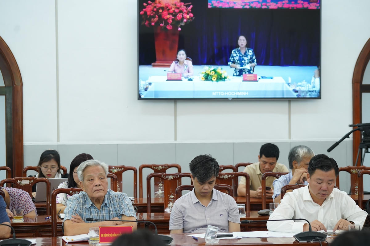 Chủ tịch Ủy ban MTTQ TP Hồ Chí Minh Trần Kim Yến phát biểu tham luận từ điểm cầu TP Hồ Chí Minh. Ảnh: Quang Vinh.