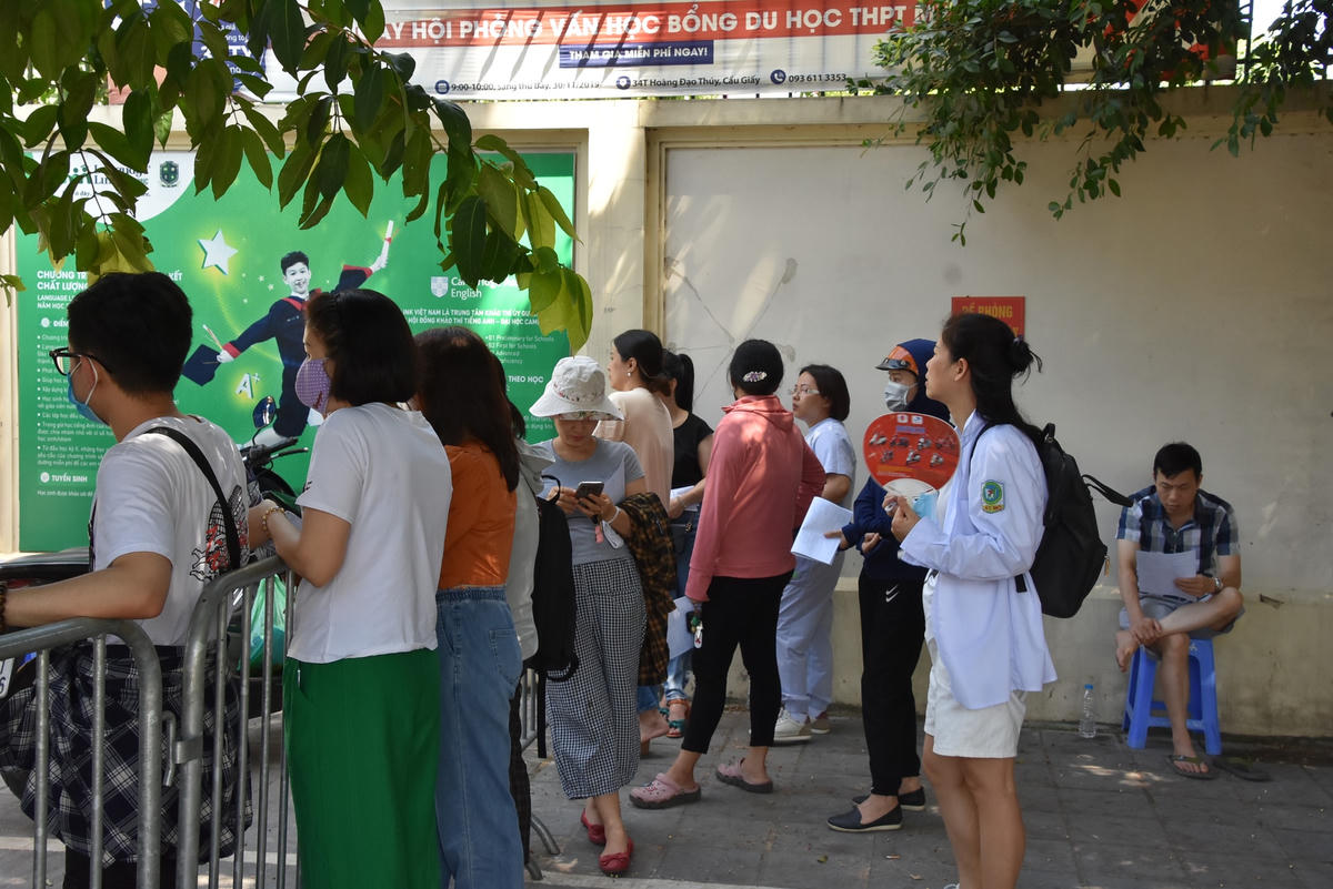 Với tổng chỉ tiêu tuyển sinh khoảng 69.020 (tăng thêm so với năm học 2021-2022), tuy nhiên vẫn sẽ có khoảng 40% học sinh Hà Nội không có cơ hội vào lớp 10 THPT công lập.