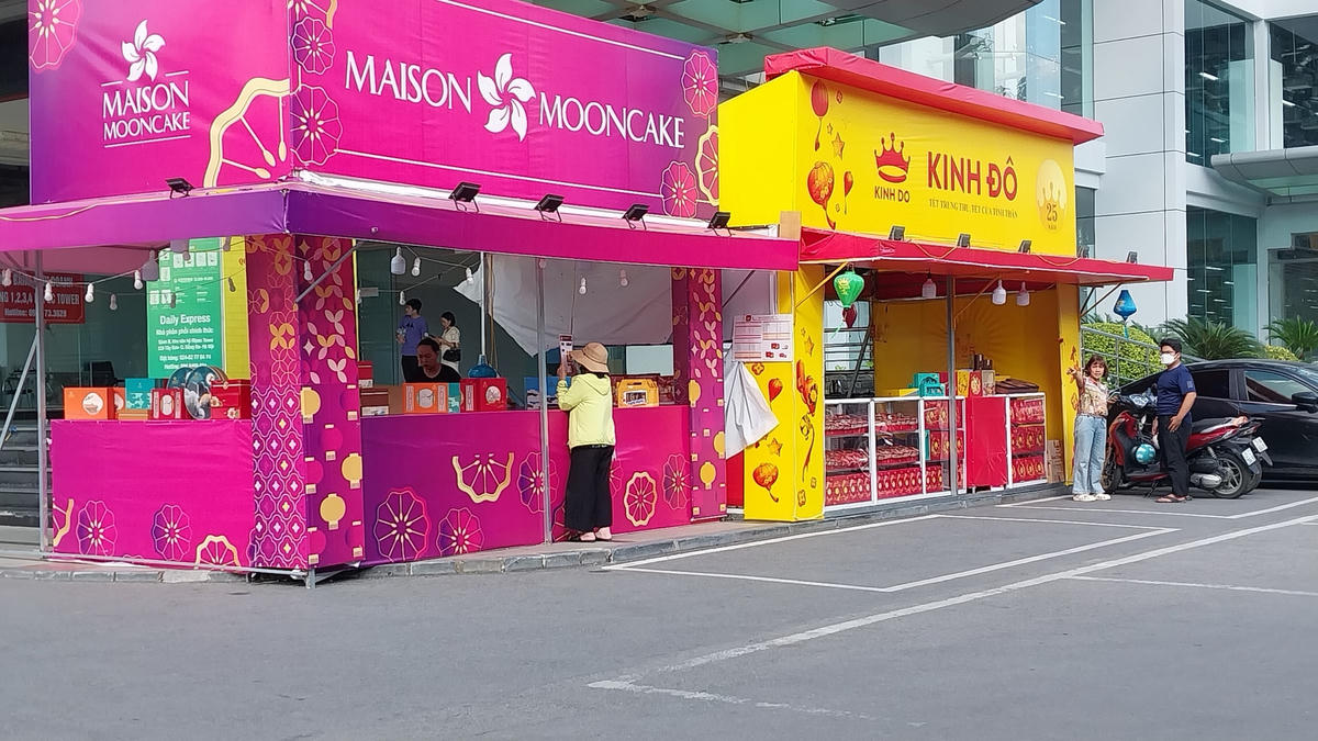 Nhiều cửa hàng bánh Trung thu mọc lên nhưng khách mua rất thưa thớt. Ảnh: Xuân Ngọc.