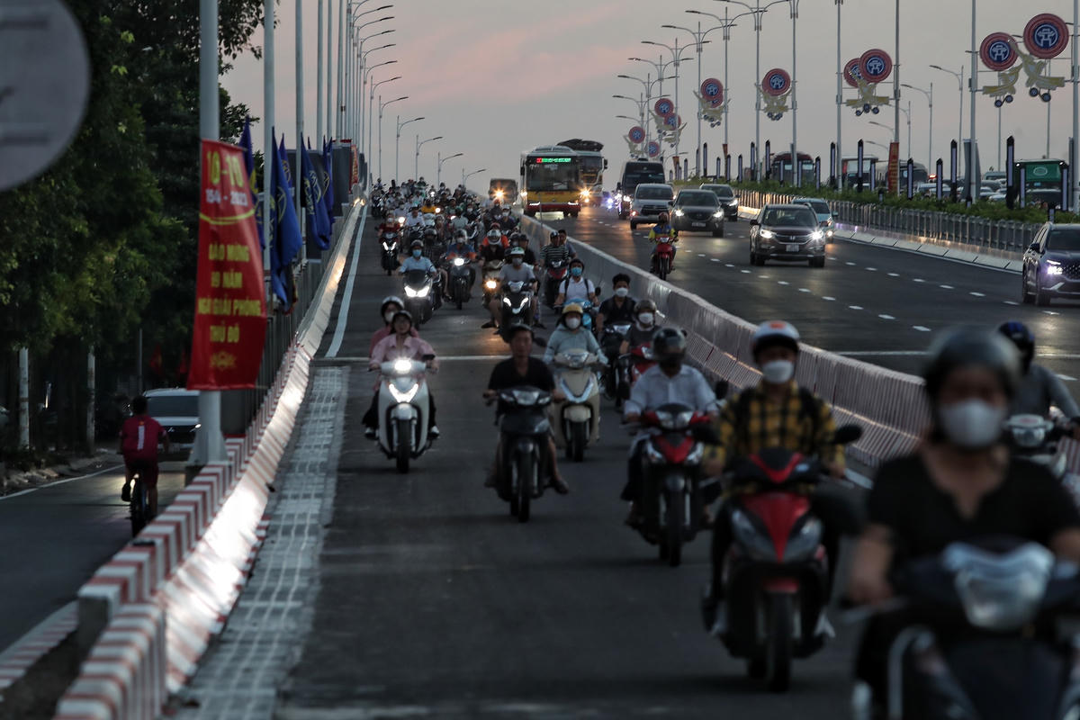 Về tổ chức giao thông trên cầu Vĩnh Tuy giai đoạn 2, người và phương tiện tham gia giao thông đường bộ đi 1 chiều trên mặt cầu Vĩnh Tuy mới theo hướng từ Hai Bà Trưng đi Long Biên.