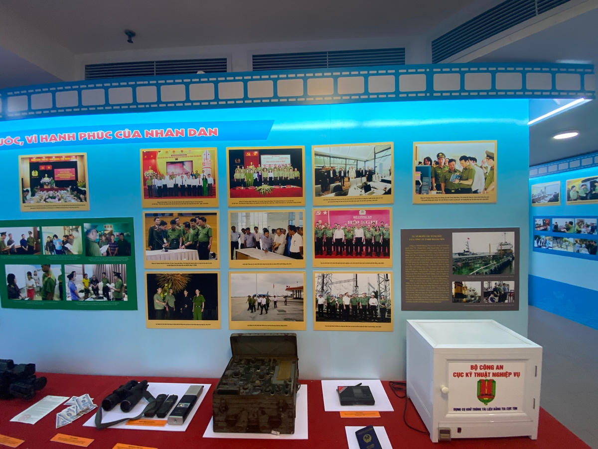 Hiện vật được trưng bày tại Triển lãm “Lực lượng An ninh nhân dân - Sáng mãi bản anh hùng ca”. Ảnh: Thu Quỳnh.