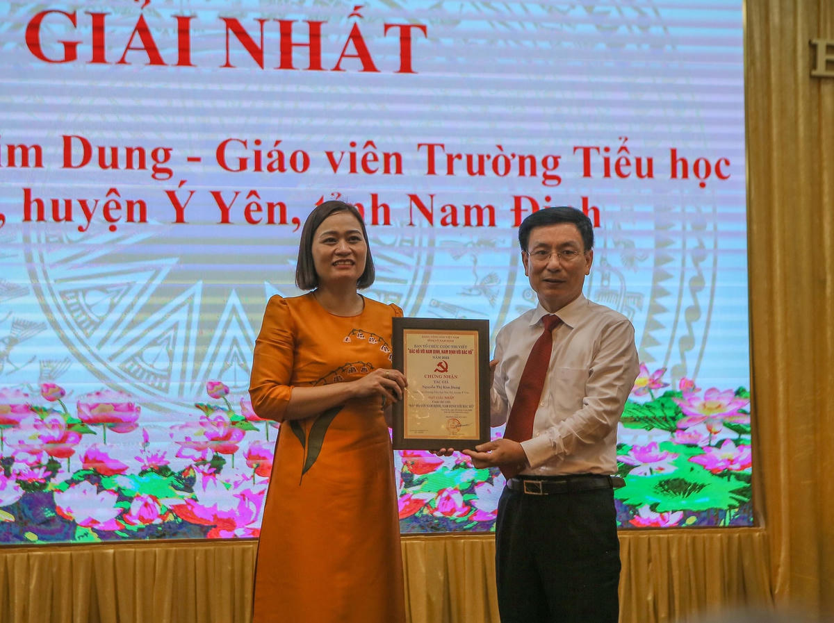 Chủ tịch UBND tỉnh Phạm Đình Nghị trao giải Nhất tới cô giáo Nguyễn Thị Kim Dung, giáo viên Trường Tiểu học xã Yên Trị, huyện Ý Yên.