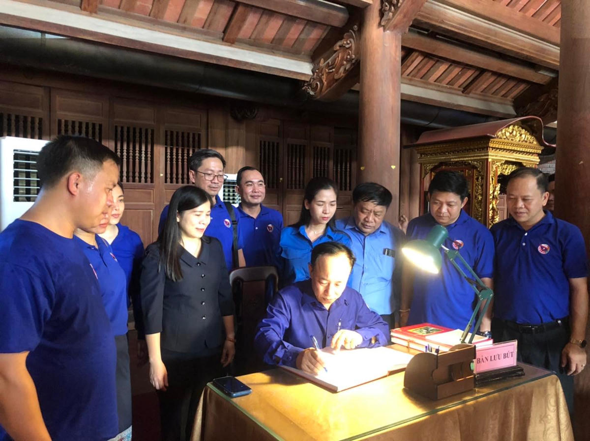Ông ThongChanh PhouMyPhanh viết lưu bút tại Khu Di tích Quốc gia đặc biệt Tân Trào.