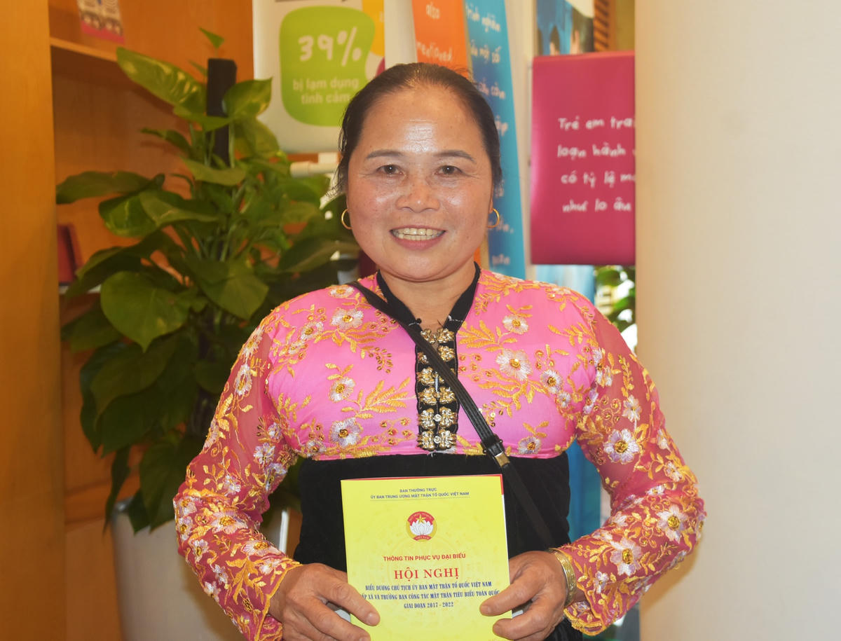 Vừa hoàn tất xong các thủ tục tại nơi đón tiếp, bà Đinh Thị Diễn (1964, dân tộc Mường), Trưởng Ban công tác Mặt trận bản Nà Dòn, xã Chiềng Sại, huyện Bắc Yên, tỉnh Sơn La không giấu được niềm vui và xúc động khi lần đầu được về Thủ đô Hà Nội để dự Hội nghị biểu dương Chủ tịch MTTQ Việt Nam và Trưởng ban Công tác Mặt trận tiêu biểu toàn quốc giai đoạn 2017-2022. Bà Diễn chia sẻ sự kiện đầy ý nghĩa này sẽ là nguồn cảm hứng cho những người ở cơ sở có thêm những cái nhìn mới, động lực mới để làm tốt hơn nữa nhiệm vụ của mình để cùng góp một phần sức lực vào sứ mệnh giữ gìn, phát huy khối đại đoàn kết toàn dân tộc của MTTQ Việt Nam.