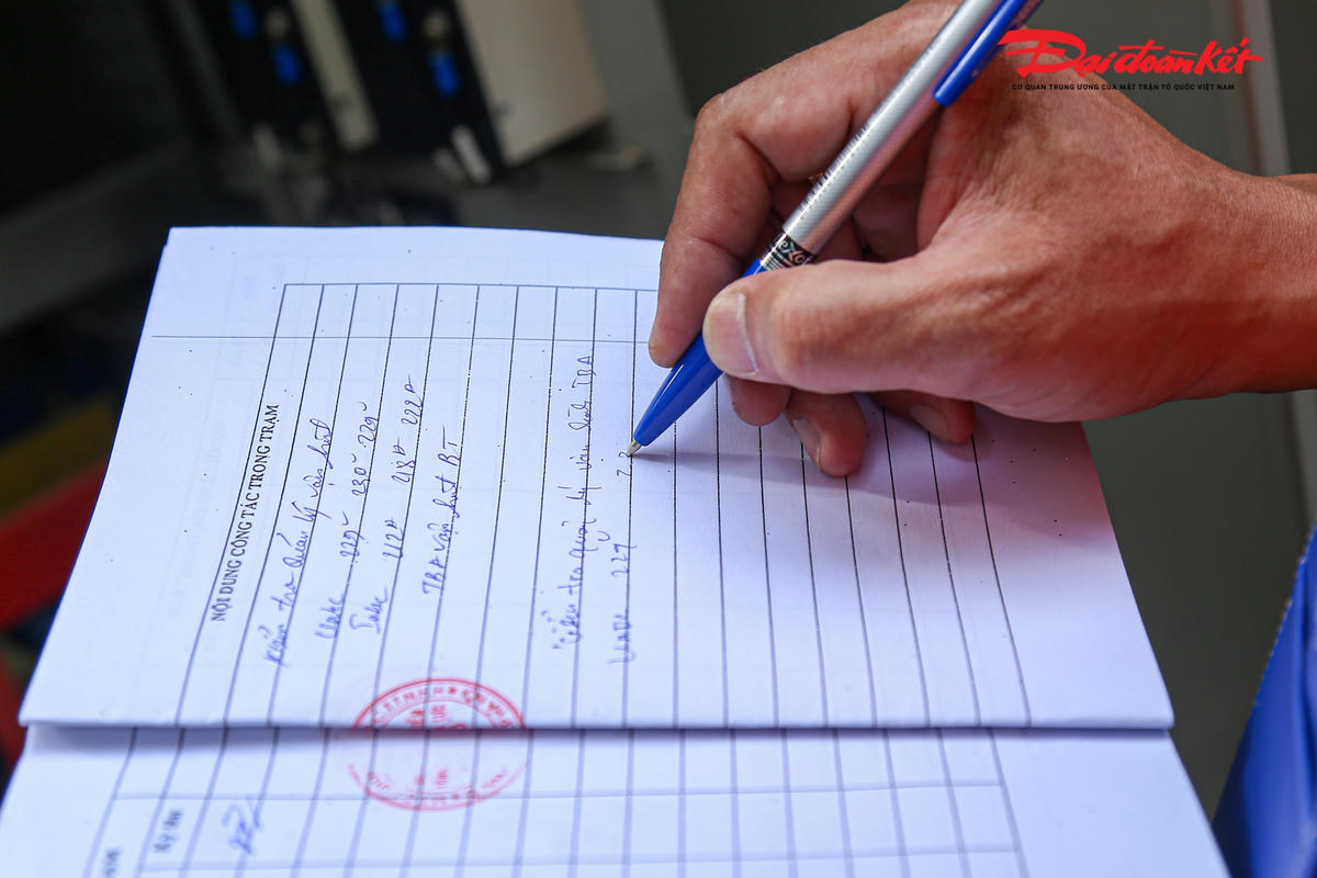 Sau khi kiểm tra các trạm biến áp, công nhân đều phải ghi chép lại toàn bộ thông số, tình  trạng vận hành của các thiết bị lưới điện trong quá trình kiểm tra.