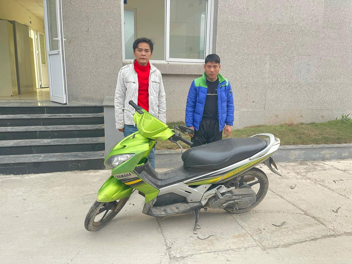 Hai đối tượng Long, San cùng phương tiện gây án. Ảnh: CA huyện Ba Vì.
