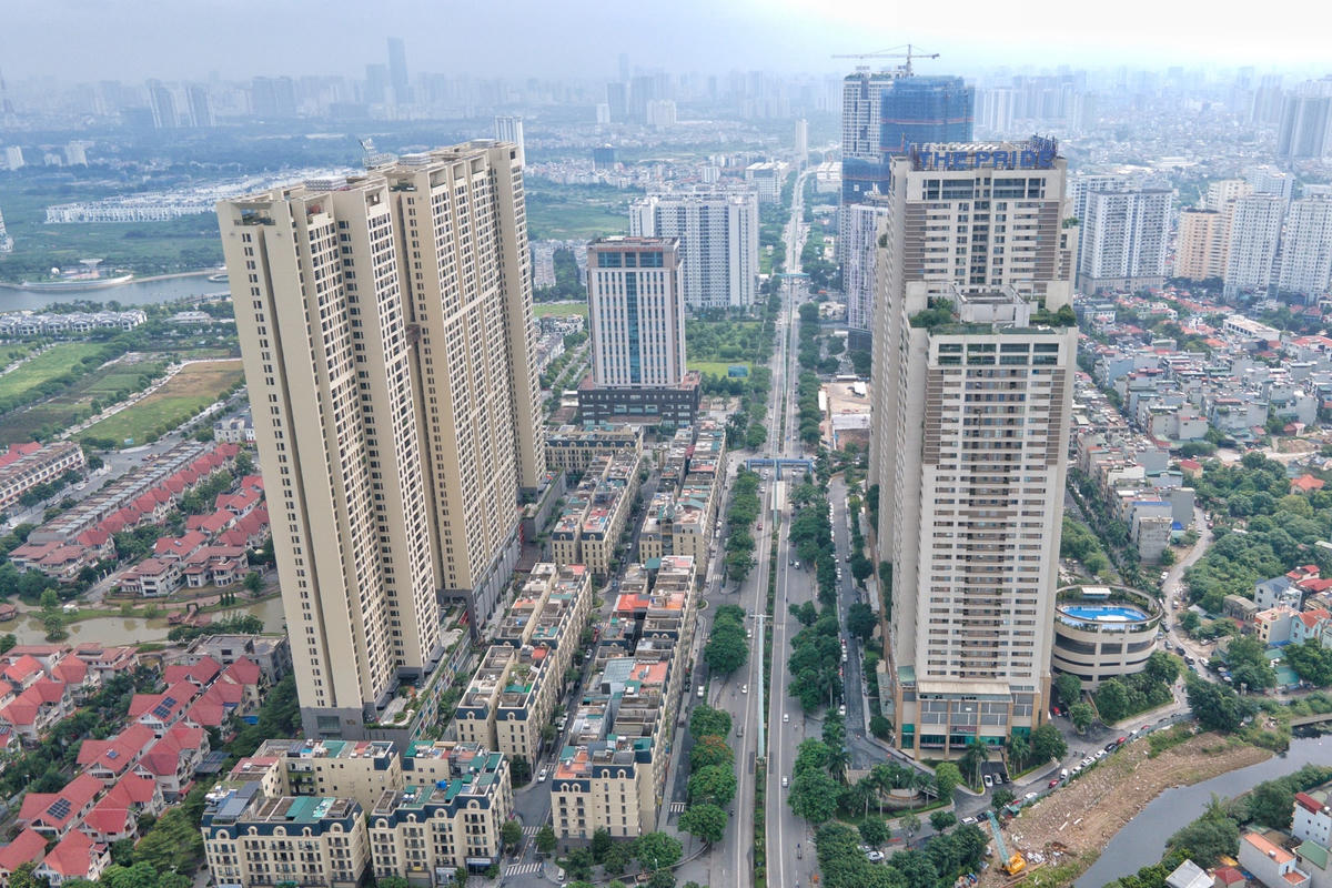 Theo ghi nhận của Báo Đại Đoàn Kết, tuyến đường Nguyễn Thanh Bình (Hà Đông, Hà Nội) đang hiện hữu nhưng dày đặc những dãy shophouse. Hàng loạt căn shophouse đang trong tình trạng đóng cửa chờ khách đến thuê.