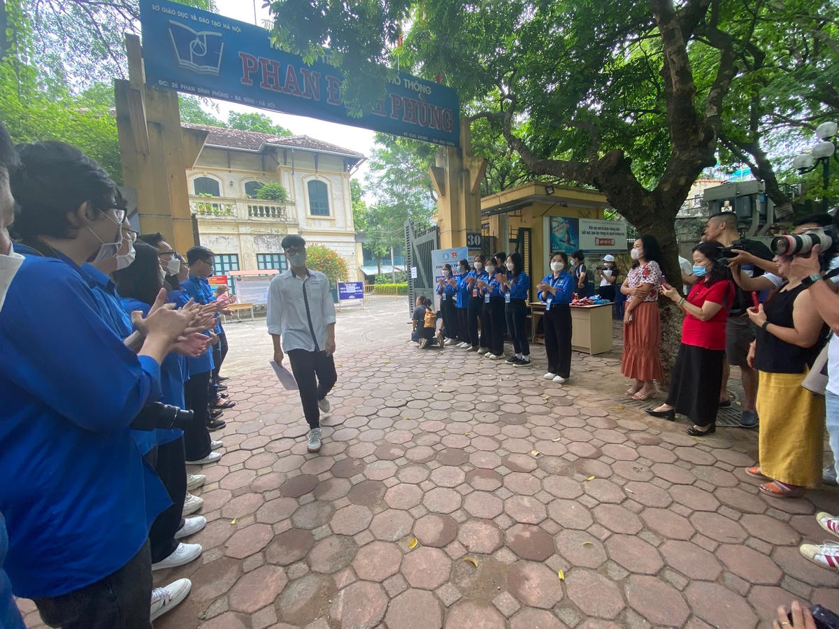 Thí sinh ra sớm tại điểm thi trường THPT Phan Đình Phùng. Ảnh: Quang Vinh.