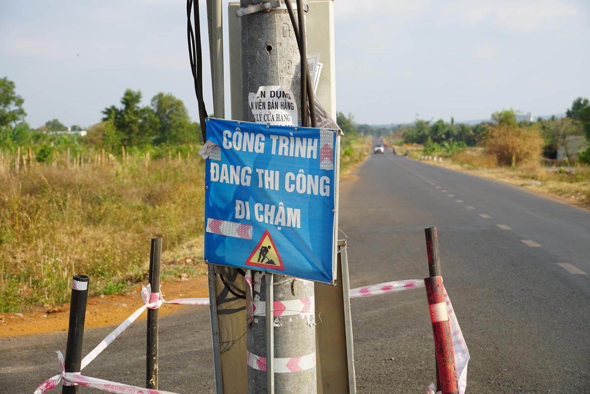 Bảng cảnh báo được đơn vị thi công gắn ngay dưới trụ điện giữa đường. Ảnh: Mạnh Thìn.