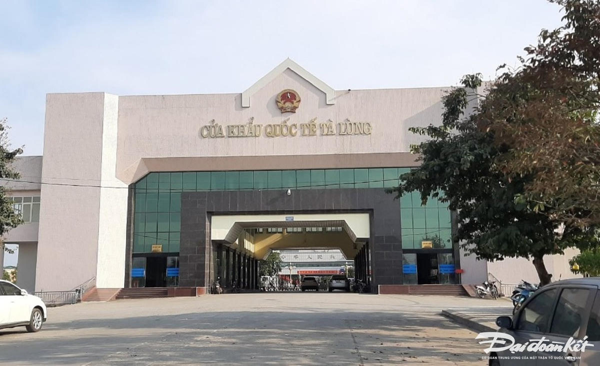 W_cua-khau-ta-lung.jpg