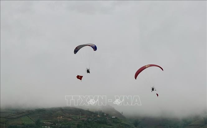 Đông đảo du khách được chiêm ngưỡng màn bay biểu diễn dù bay của các phi công.