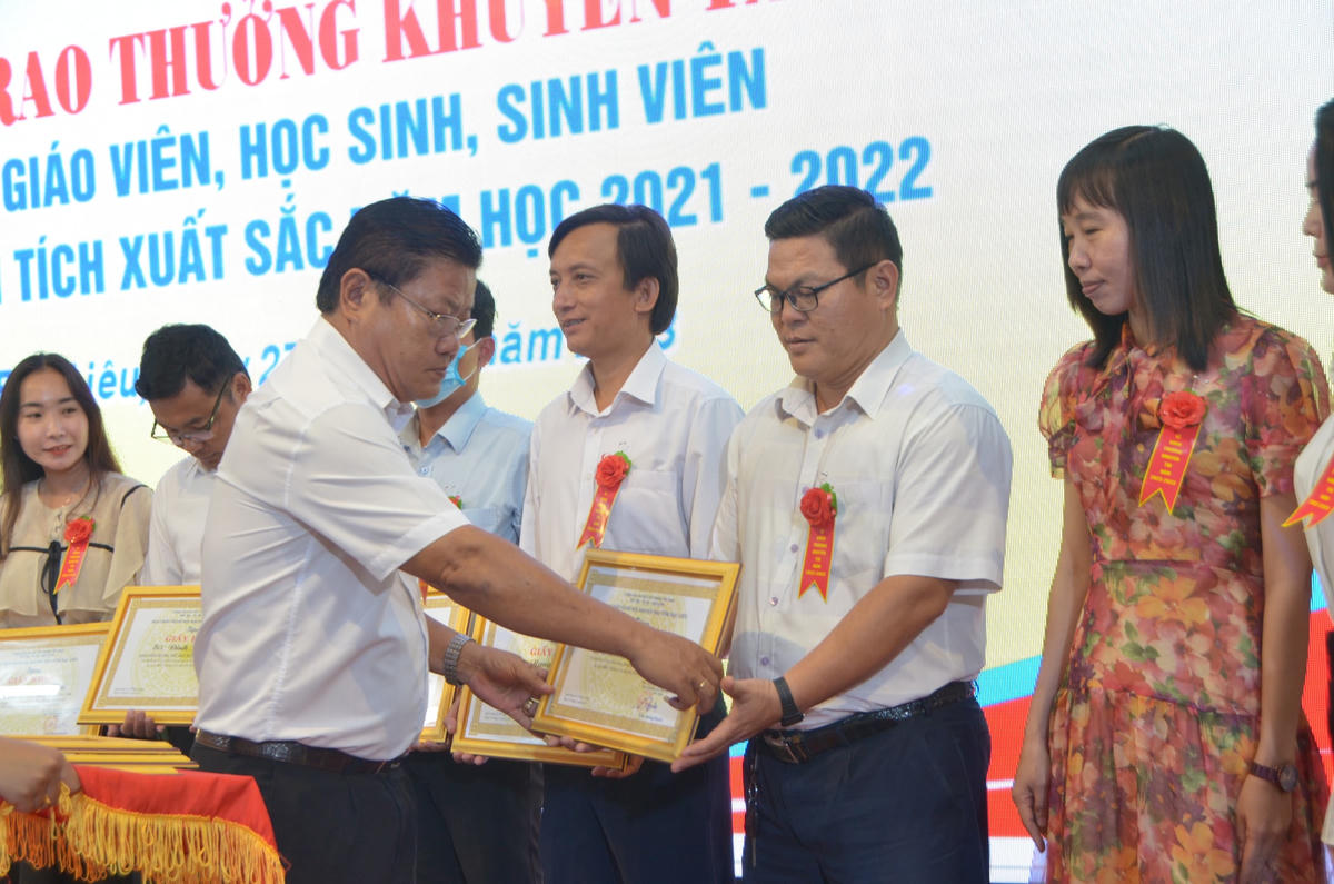 Ông Trần Hoàng Duyên - Chủ tịch Hội Khuyến học tỉnh Bạc Liêu trao giấy khen cho các giáo viên có thành tích trong công tác khuyến tài năm học 2021 - 2022.
