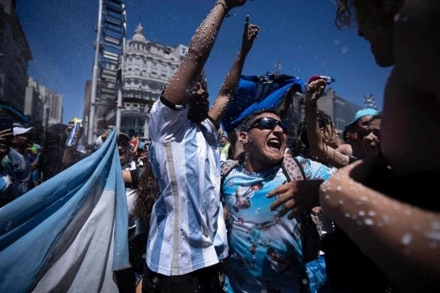 Nhiều cổ động viên đã khóc vì sung sướng sau khi Argentina đánh bại Pháp 4-2 trong loạt sút luân lưu, khi hai đội trải qua hiệp chính và hiệp phụ nghẹt thở với tỷ số hòa 3-3 (Ảnh: AP).
