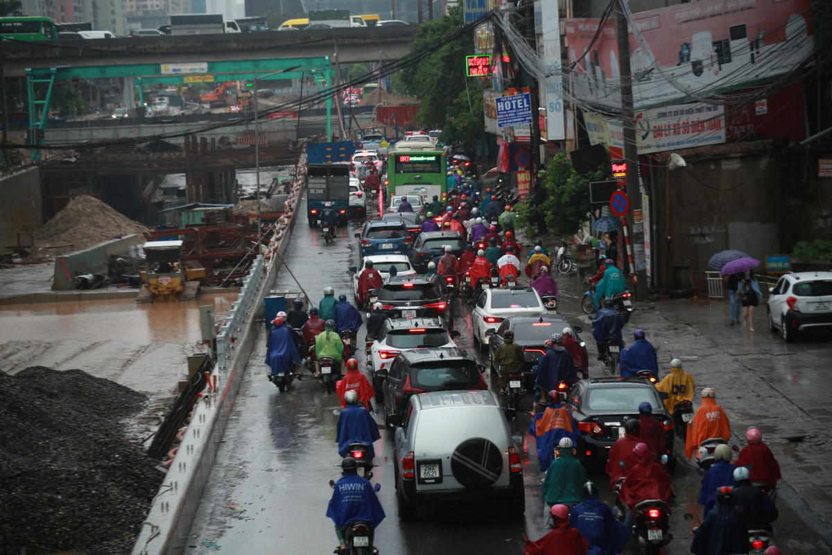 Hà Nội: Người dân chật vật trong cảnh ùn tắc kèm mưa lớn