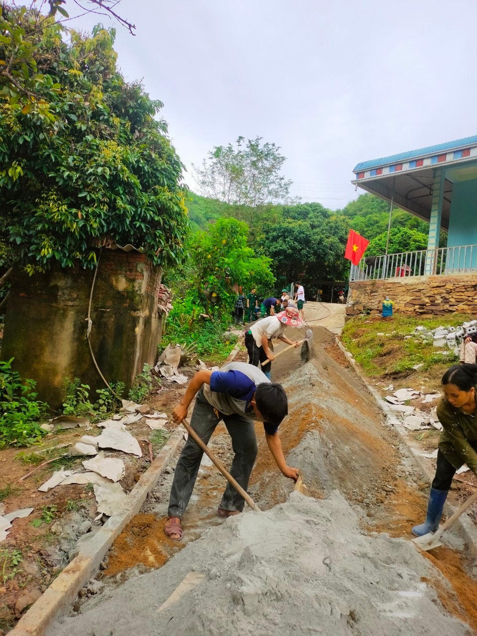 Kinh tế phát triển, đồng bào ở Pom Khuông đang có điều kiện chung tay xây dựng nông thôn mới.