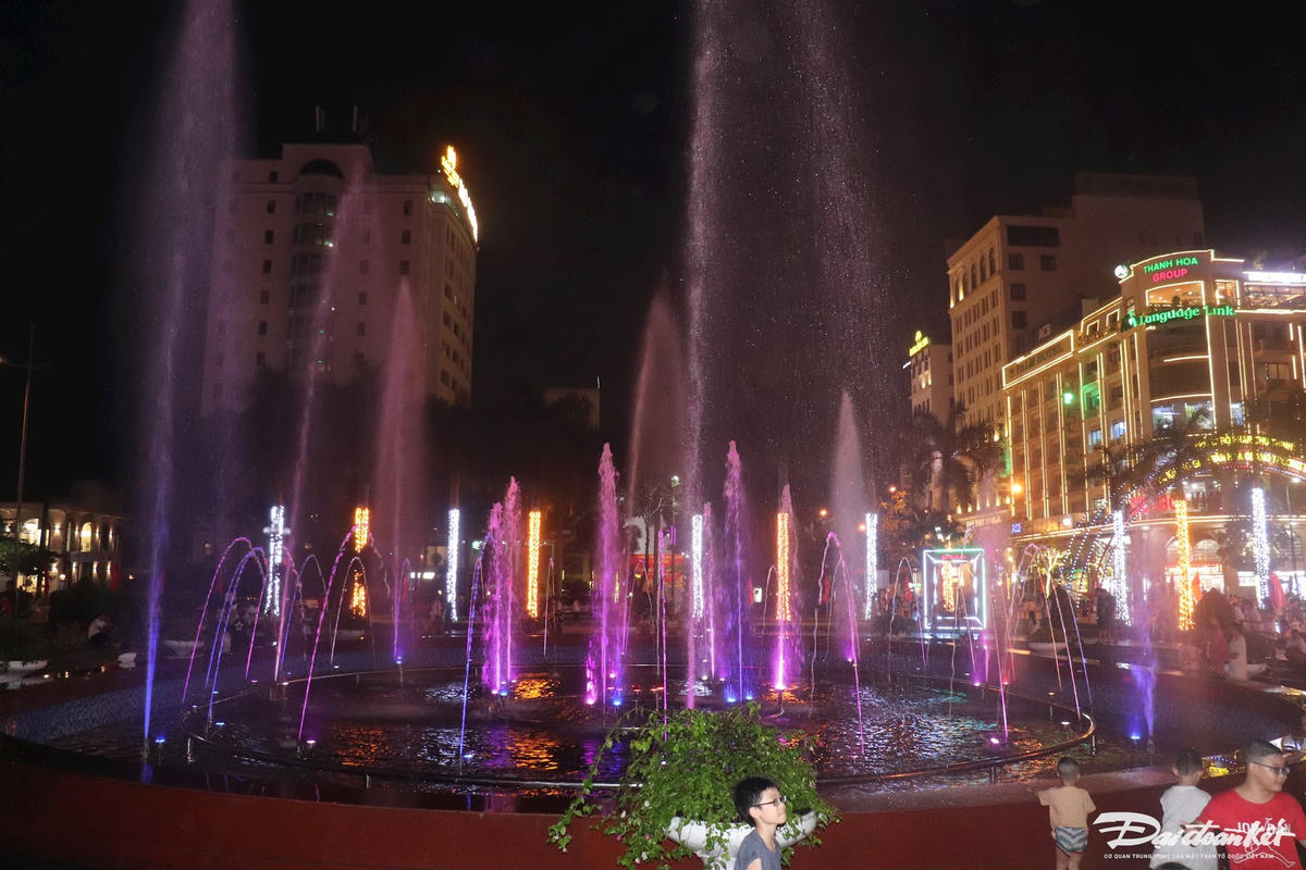 Không gian phố đi bộ này được chia thành 2 giai đoạn, trong đó, giai đoạn 1 tổ chức thí điểm dọc tuyến đường từ ngã tư Phan Chu Trinh - Hạc Thành đến đường Dương Đình Nghệ; giai đoạn 2 sau khi tổng kết, nếu được đánh giá tích cực sẽ mở rộng phạm vi đến công sở UBND phường Điện Biên. Ảnh: Đình Minh