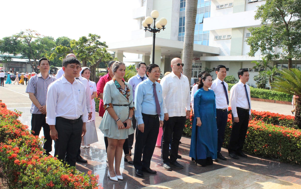 Đoàn đại biểu cấp cao Ủy ban Bảo vệ Cách mạng Cuba làm lễ dâng hoa tượng đài Chủ tịch  Fidel Castro tại Quảng trường Bệnh viện Hữu nghị Cuba - Đồng Hới