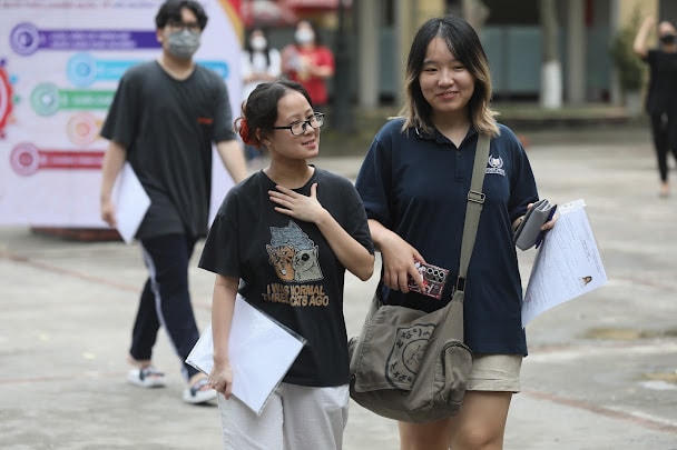 Thí sinh vui vẻ kết thúc bài thi cuối cùng. Ảnh: Quang Vinh